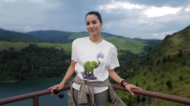 Potret pesona Nadya Hutagalung yang masih nampak awet muda di usia 45 tahun