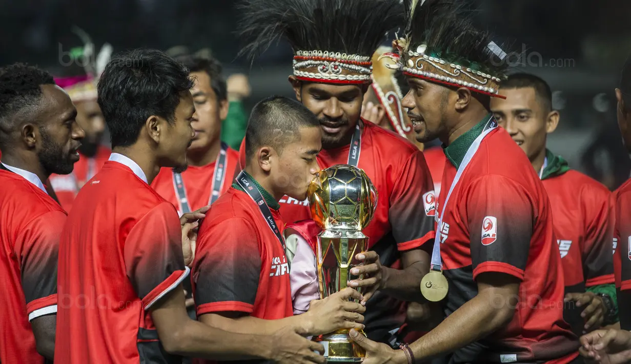 Para pemain Persebaya melakukan selebrasi juara usai mengalahkan PSMS pada laga final Liga 2 di Stadion GBLA, Bandung, Selasa (28/11/2017). PSMS kalah 2-3 dari Persebaya. (Bola.com/Vitalis Yogi Trisna)