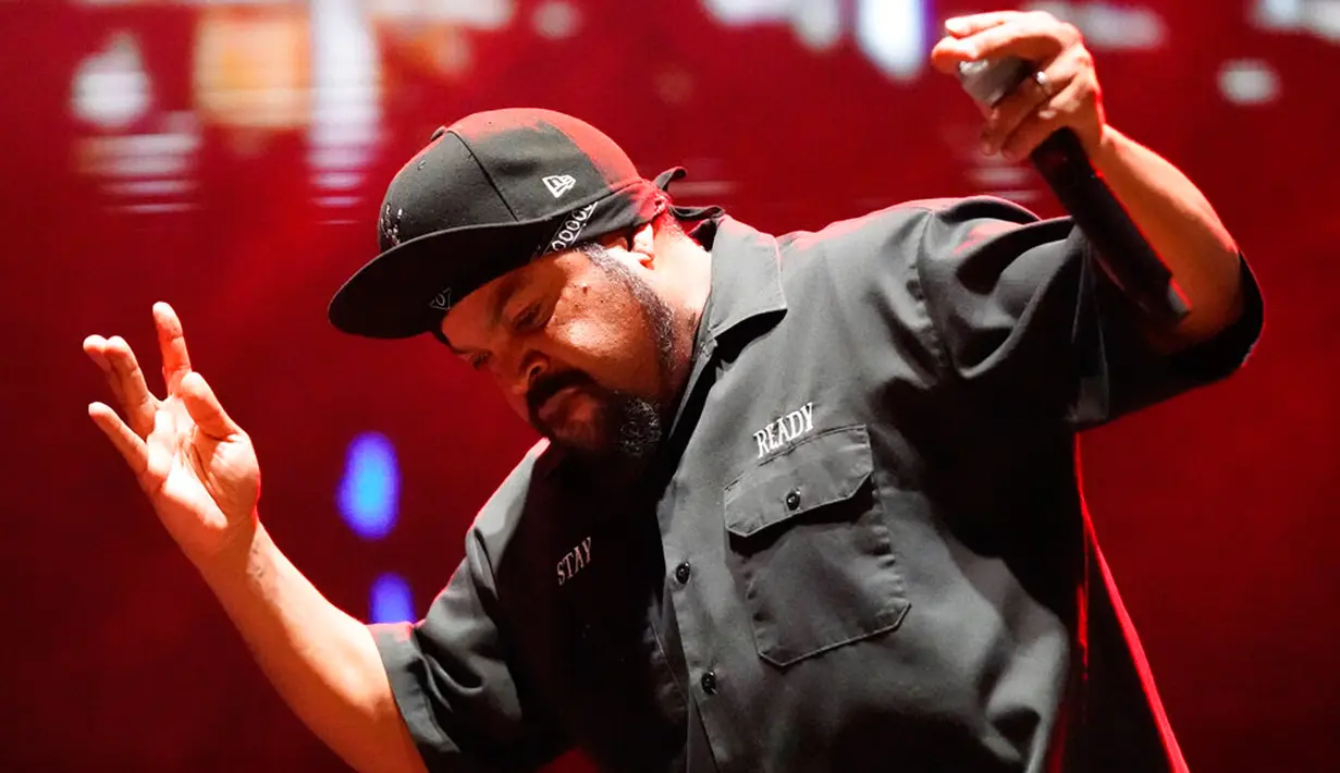 Ice Cube tampil pada hari ketiga Riot Fest 2022 di Douglass Park, Chicago, Amerika Serikat, 18 September 2022. (Photo by Rob Grabowski/Invision/AP)