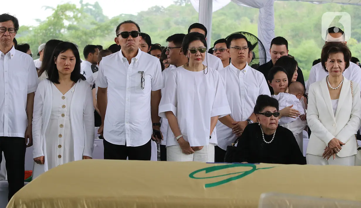 Suasana prosesi pemakaman Chairman dan Founder Grup Ciputra Dr (HC), Almarhum Ir. Ciputra di pemakaman keluarga, Jonggol, Bogor, Kamis (5/12/2019). Ciputra meninggal dunia dalam usia 88 tahun di rumah sakit di Singapura pada 27 November 2019 lalu. (Liputan6.com/Herman Zakharia)