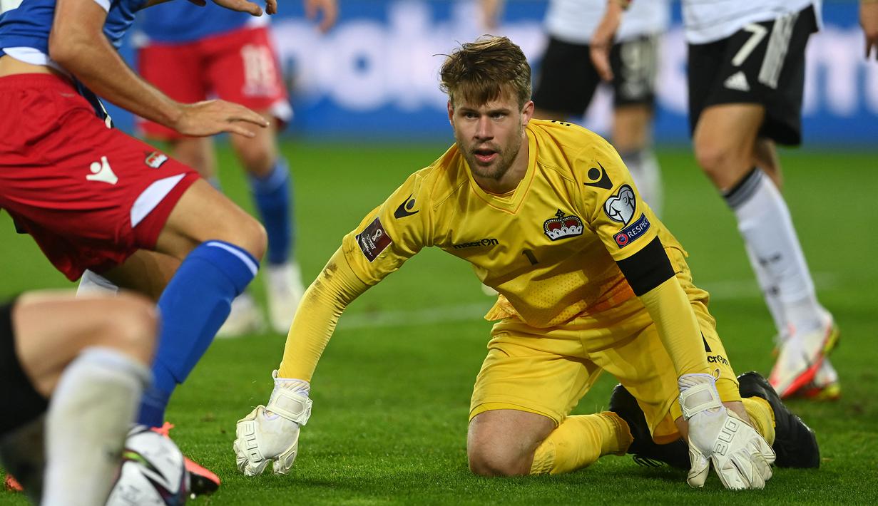 Benjamin Buchel. Kiper Liechtenstein berusia 32 tahun yang kini memperkuat FC Vaduz, mencatat 71 kali saves dan kebobolan 30 gol dari total 9 laga di Kualifikasi Piala Dunia 2022 Grup J. Dengan koleksi 1 poin dari 10 laga, Liechtenstein berada di posisi ke-6 alias juru kunci. (AFP/Christof Stache)