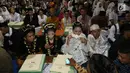 Sejumlah pasangan mengikuti nikah massal di malam pergantian tahun di Jalan MH Thamrin, Jakarta, Minggu (31/12). Sedikitnya 100 penghulu telah disiapkan Pemprov DKI Jakarta untuk acara tersebut. (Liputan6.com/Angga Yuniar)