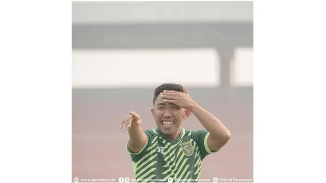 Rendi Irwan Gelandang Persebaya terlihat ceria saat berlatih.