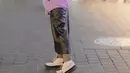 Kali ini Hesti Purwadinata memamerkan OOTDnya di Korea Selatan mengenakan outer berwarna ungu muda. Penampilannya dipadukan dengan rok kulit berwarna hitam dan sneakers putih-hitam. [Foto: Instagram/hestipurwadinata]