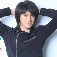 Kevin Aprilio merupakan sosok pria yang betah di rumah. Tetapi, Kevin tidak malas-malasan, dia selalu maksimal dalam project yang ia kerjakan.