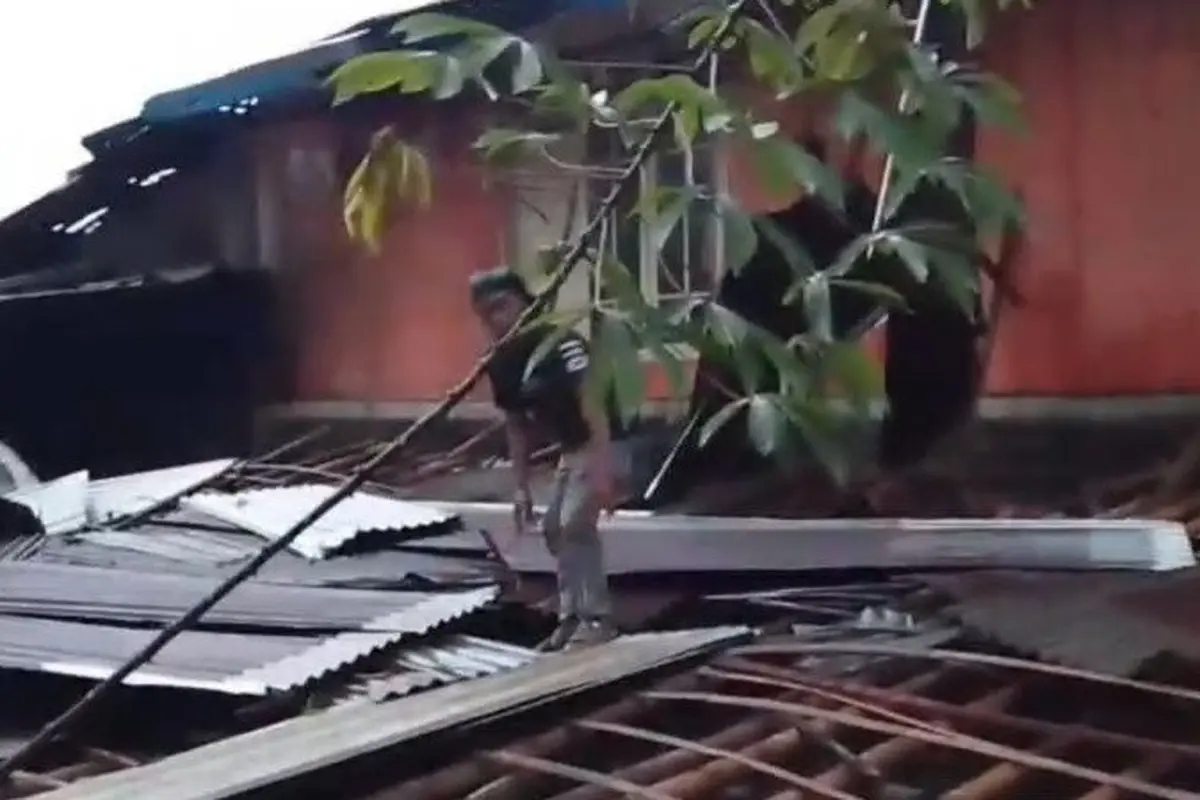 Salah satu rumah warga terdampak puting beliung di Desa Kotayasa, Kabupaten Banyumas, Jawa Tengah, pada Jumat (16/1/2026).