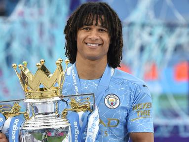 Habis degradasi terbitlah juara. Istilah ini pantas disematkan kepada 5 pemain Liga Inggris berikut yang mampu menjuarai Liga Inggris bersama tim barunya usai terdegradasi pada musim sebelumnya. Siapa saja sih? (AFP/Pool/Peter Powell)