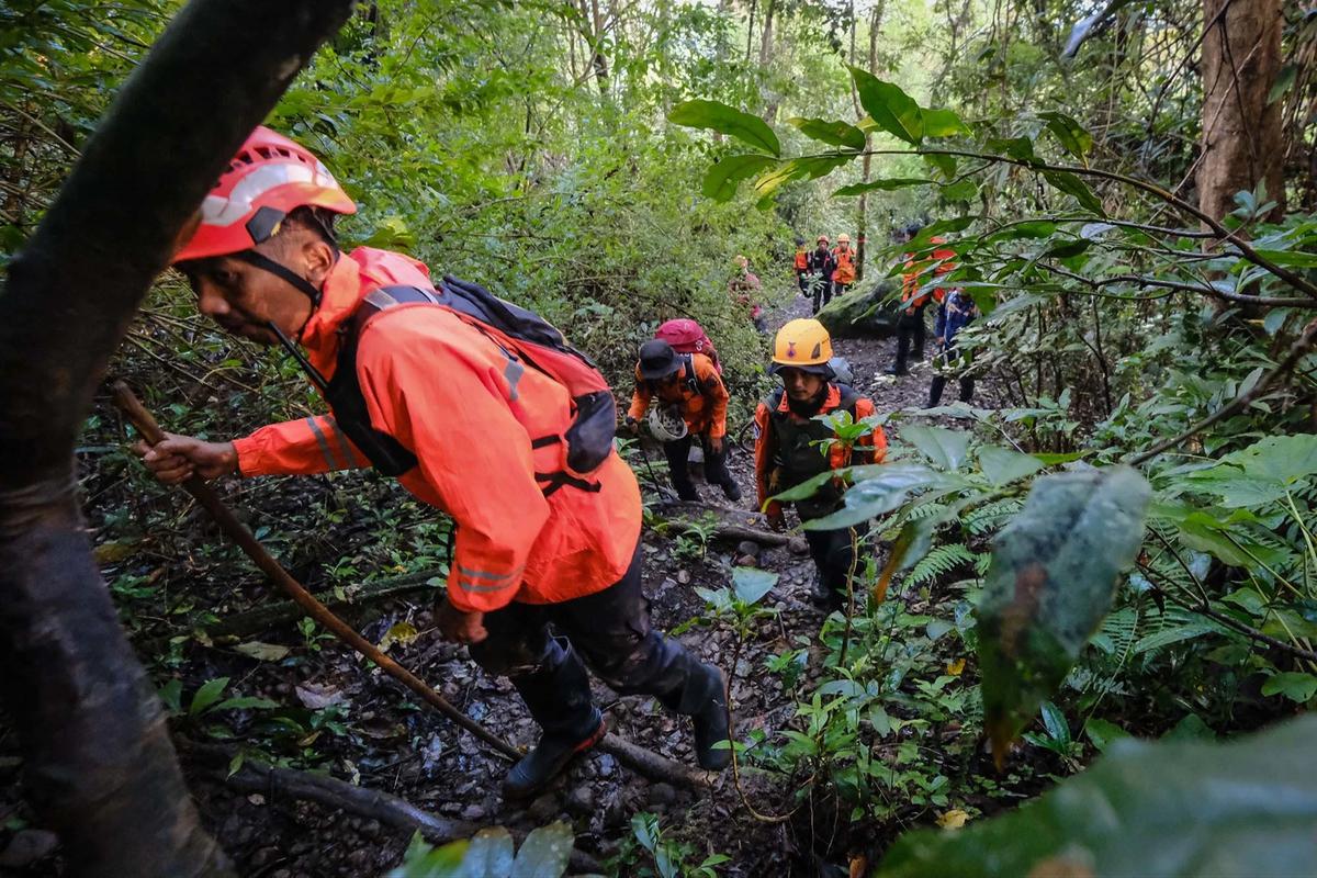 FOTO: Pesawat ATR Ditemukan di Pegunungan Bulusaraung. Tim SAR Lanjutkan Evakuasi