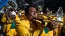 Sejumlah orang memainkan alat musik untuk mengiringi pawai "Morenada" di La Paz, Bolivia (26/5). Pawai untuk menghormati "El Senor del Gran Poder" ini digelar setiap tahun. (AP/Juan Karita)