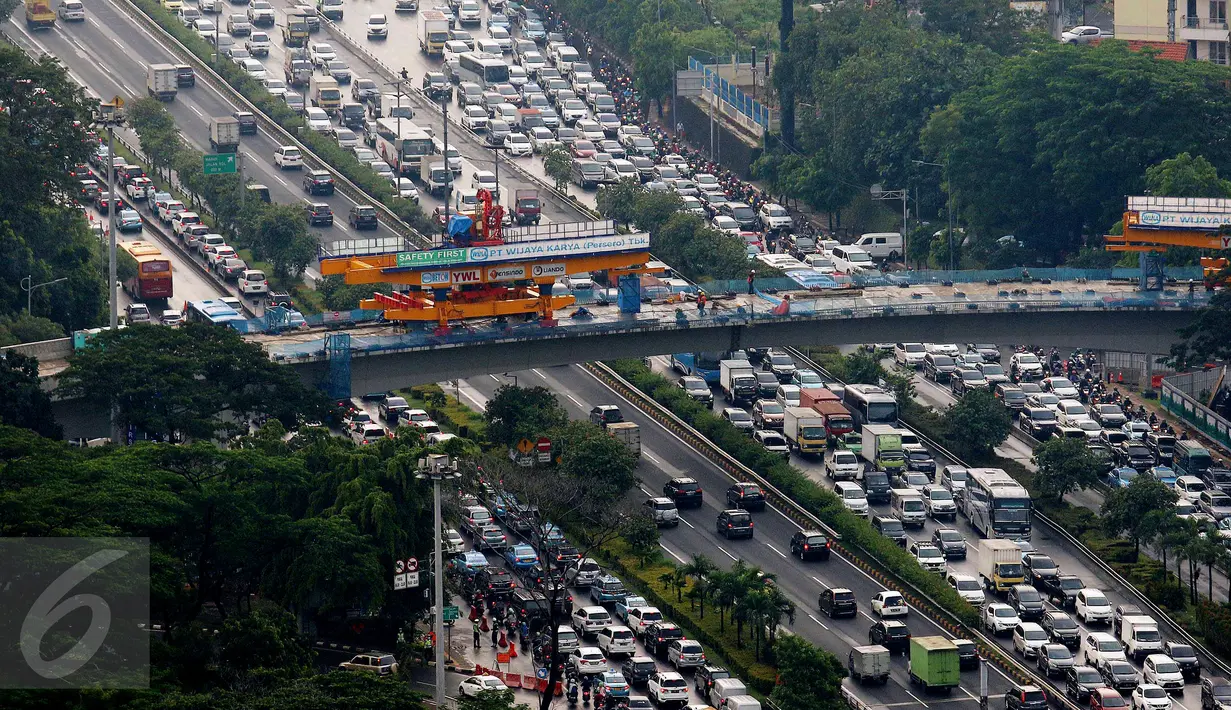 Suasana pengerjaan Simpang Susun Semanggi di Jakarta, Rabu (26/4). Dinas Bina Marga DKI Jakarta mengatakan pembangunan Simpang Susun Semanggi sudah mencapai 75 persen. (Liputan6.com/Angga Yuniar)