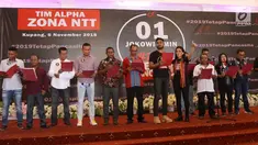 Ketua Tim Alpha Relawan Capres dan Cawapres Jokowi-Amin, Rieke Diah Pitaloka saat membacakan deklarasi bersama Tim Alpha zona Nusa Tenggara Timur di Kupang, NTT Selasa (6/11). (Liputan6.com/HO/Tim Alpha)