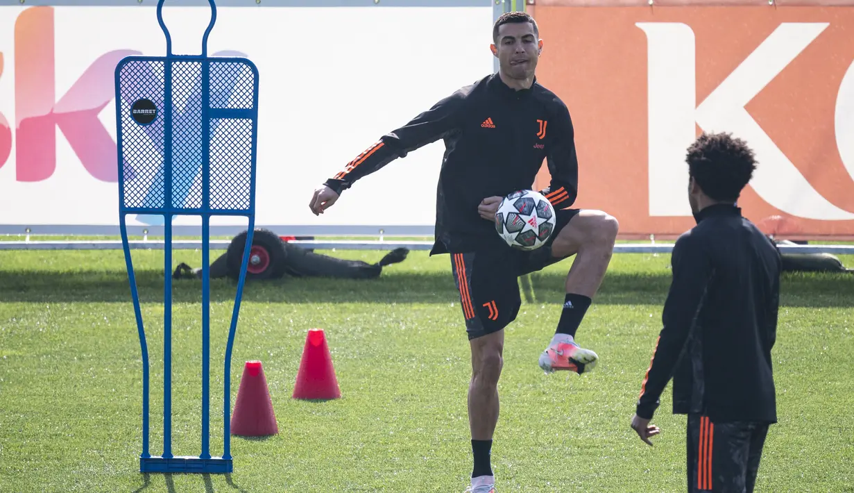 Penyerang Juventus, Cristiano Ronaldo menendang bola saat menghadiri sesi latihan tim di pusat pelatihan Juventus di Turin (8/3/2021). Bianconeri sebelumnya gagal meraih kemenangan pada leg pertama 16 besar Liga Champions dengan skor 1-2  saat melawat ke kandang Porto.  (AFP/MARCO BERTORELLO)