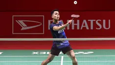 Berjuang sendirian di sektor tunggal putra pada babak 16 besar Indonesia Masters 2024, tunggal putra terbaik tanah air, Anthony Sinisuka Ginting mampu memetik kemenangan atas pebulu tangkis Malaysia yang merangkak dari babak kualifikasi, Leong Jun Hao dengan straight game 21-15, 21-17 di Istora Senayan, Jakarta, Kamis (25/1/2024) sore WIB. Dengan hasil ini, Anthony Ginting yang menjadi satu-satunya wakil tuan rumah yang tersisa di sektor tunggal putra sukses melaju ke perempatfinal dan akan menantang wakil Singapura, Loh Kean Yew pada Jumat (26/1/2024). (Bola.com/M Iqbal Ichsan)