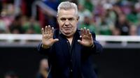 Pelatih kepala Timnas Meksiko, Javier Aguirre, memberi isyarat selama pertandingan persahabatan internasional antara Meksiko dan AS di Stadion Akron di Zapopan, negara bagian Jalisco, Meksiko, pada tanggal 15 Oktober 2024. (Ulises Ruiz/AFP)