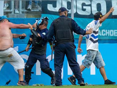 Laga Gremio kontra Palmeiras di Liga Brasil harus tercoreng lantaran kerusuhan yang didalangi oleh suporter tuan rumah yang kecewa timnya kalah. (AFP/Raul Pereira)