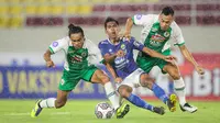 Langkah awal Persib untuk bangkit muncul di menit ke-53 karena mereka mendapat hadiah penalti. Itu bermula dari umpan lambung yang dikirim oleh Rashid diteruskan dengan pergerakan Frets Butuan yang kemudian dilanggar oleh pemain PSS. (Bola.com/Bagaskara Lazuardi)