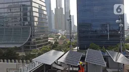 Pekerja memeriksa intalasi panel surya di Gedung Dirjen Ketenagalistrikan Kementerian ESDM di Jalan Rasuna Said, Jakarta, Senin (27/9/2021). Kementerian Perindustrian memacu industri panel surya dalam negeri dengan target TKDN panel surya mencapai 90 persen pada 2025. (Liputan6.com/Herman Zakharia)