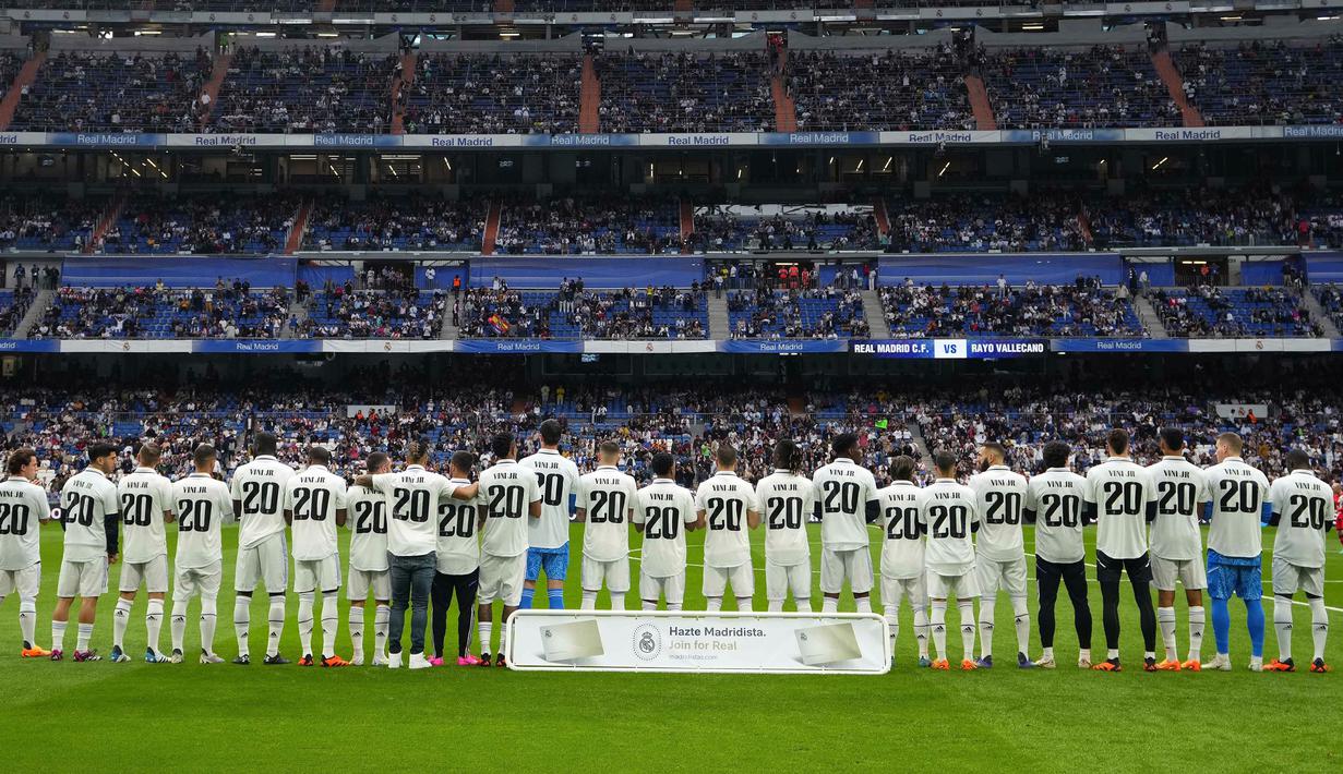 Sejumlah pemain Real Madrid mengenakan jersey Vinicius Jr pada laga lanjutan Liga Spanyol 2022/2023 antara Real Madrid melawan Rayo Vallecano pada Kamis (25/05/2023) dini hari WIB. Los Blancos memberikan aksi solidaritas sebelum laga tersebut setelah pemain Brasil itu menjadi korban rasisme pada Minggu (21/05/2023) lalu. (AP Photo/Manu Fernandez)