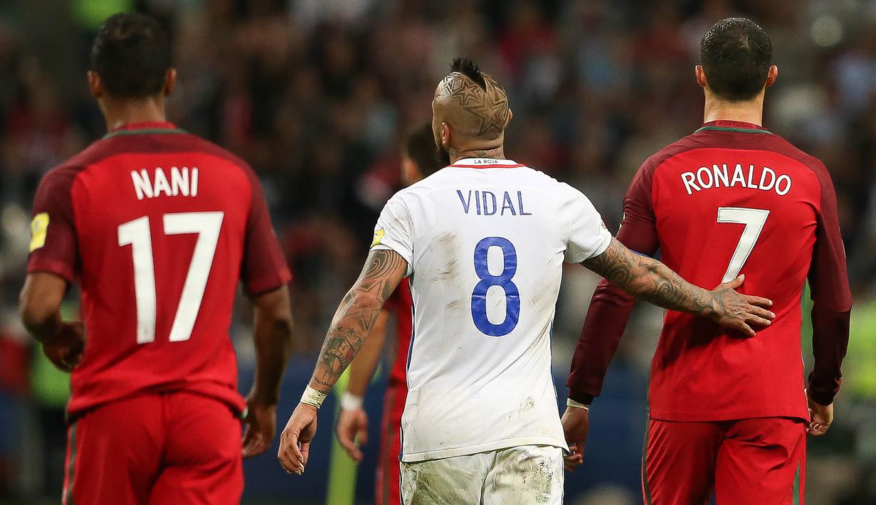 Gelandang Cile, Arthuro Vidal, coba menghibur bintang Portugal, Cristiano Ronaldo, usai negaranya tersingkir dari semifinal Piala Konfederasi di Kazan Arena, Kazan, Rabu (28/6/2017). Portugal kalah adu penalti 0-3 dari Cile. (EPA/Mario Cruz)