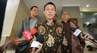 Ketua Komisi Yudisial (KY), Suparman Marzuki memberi keterangan di Bareskrim Polri, Jakarta, Senin (28/9/2015). Suparman diperiksa sebagai tersangka kasus pencemaran nama baik atas laporan Hakim Sarpin. (Liputan6.com/Helmi Afandi)