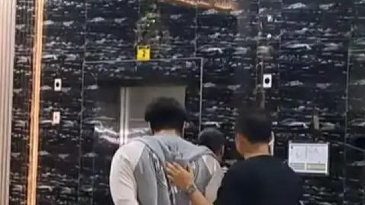 Ia kemudian dibawa masuk ke lift untuk menjalani proses hukum selanjutnya.
