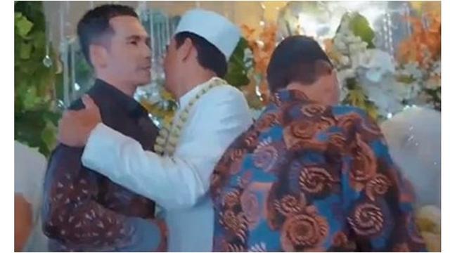 7 Potret Anak-Anak dan Keluarga Teddy Syach di Momen Pernikahan, Ikut Berbahagia