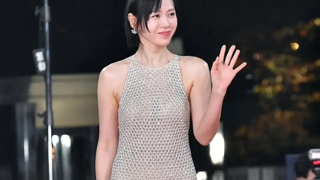 Tampilan Bersinar Son Ye Jin Hadiri Blue Dragon Awards 2025 dengan Gaun Semi Transparan dan Rambut Sharp Bob