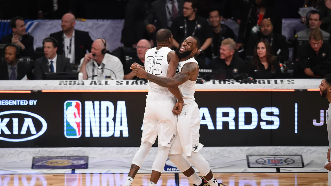 LeBron James melakukan selebrasi dengan Kevin Durant