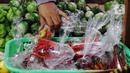 Pembeli memilih cabai yang dijual di Pasar Lembang, Tangerang, Banten, Selasa (21/12/2021). Jelang Natal, harga cabai rawit merah alami kenaikan hingga menembus Rp 100 ribu per kilo. (Liputan6.com/Angga Yuniar)