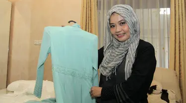 Untuk pernikahan Gibran, istri Jokowi yakni Ibu Negara Iriana mempercayakan desain baju pengantin kepada desainer Tuty Adib. 