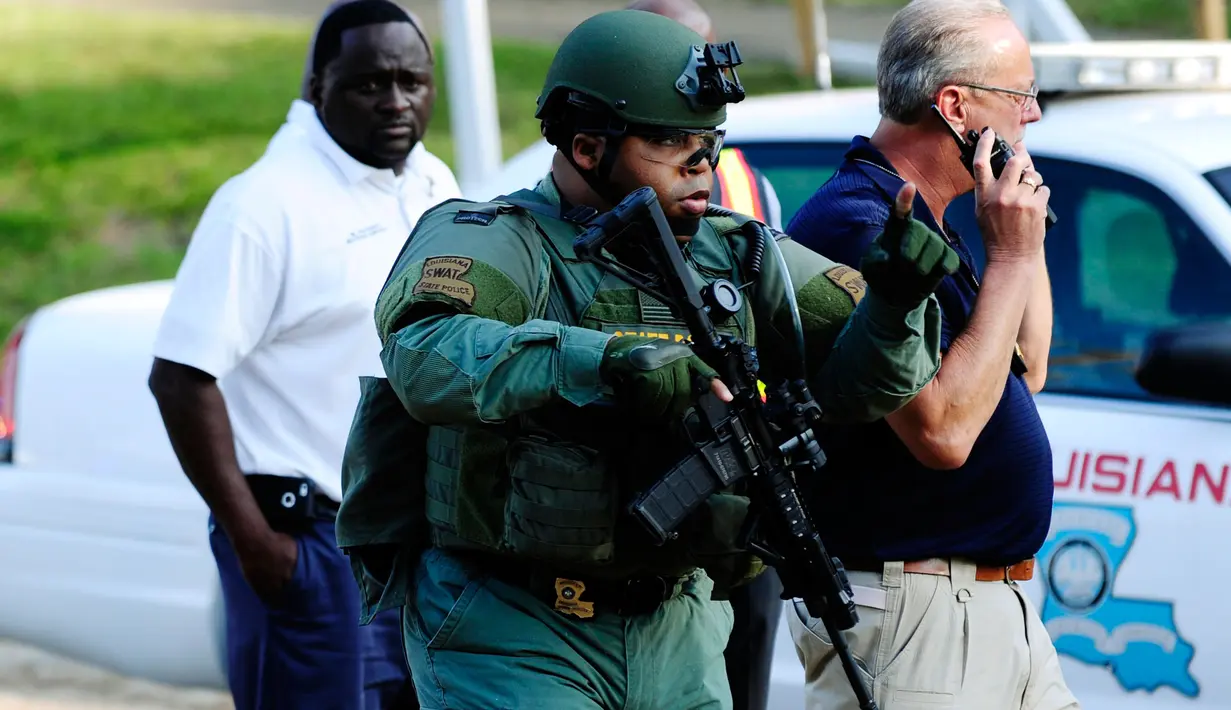 Petugas SWAT juga diturunkan untuk membantu penyelidikan terkait penikaman yang terjadi di Louisiana, AS, Rabu (26/8/2015). ). Peristiwa itu diduga terjadi dari sengketa domestik, dan kemungkinan terkait obat-obatan terlarang. (REUTERS/Leslie Westbrook) 