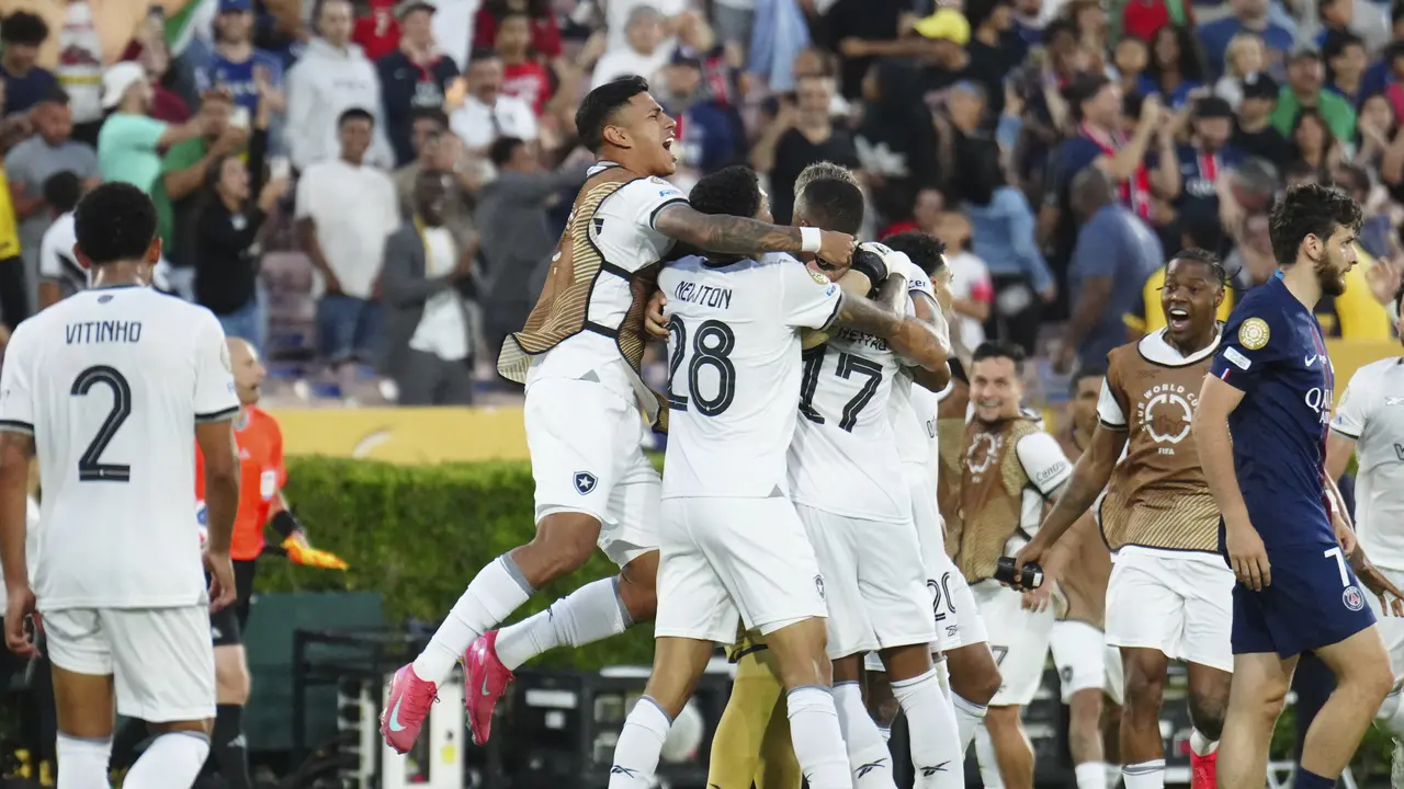 Selebrasi skuad Botafogo usai menjebol gawang PSG di Piala Dunia Antarklub 2025 di Rose Bowl, Pasadena, California, Jumat (20/06/2025). (AP Photo/Jae C. Hong)