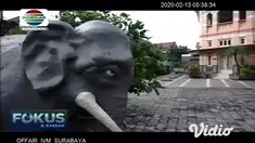 Landmark baru milik Kabupaten Gresik sempat viral di media sosial (medsos) lantaran menjadi bahan cibiran. Saat dikonfirmasi kepada Pemkab Gresik, ikon Gajah Mungkur memang sengaja dipilih jadi landmark Kota Pudak di Simpang Perlimaan Sukorame.