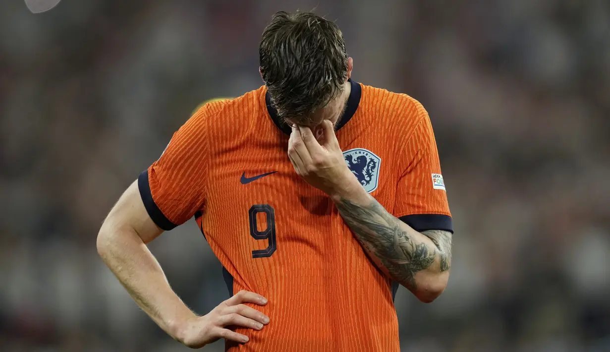 Pemain Belanda, Wout Weghorst, tertunduk lesu, setelah ditaklukkan Inggris pada laga semifinal Euro 2024 di Stadion Signal Iduna Park, Dortmund, Kamis (11/7/2024). (AP Photo/Darko Vojinovic)