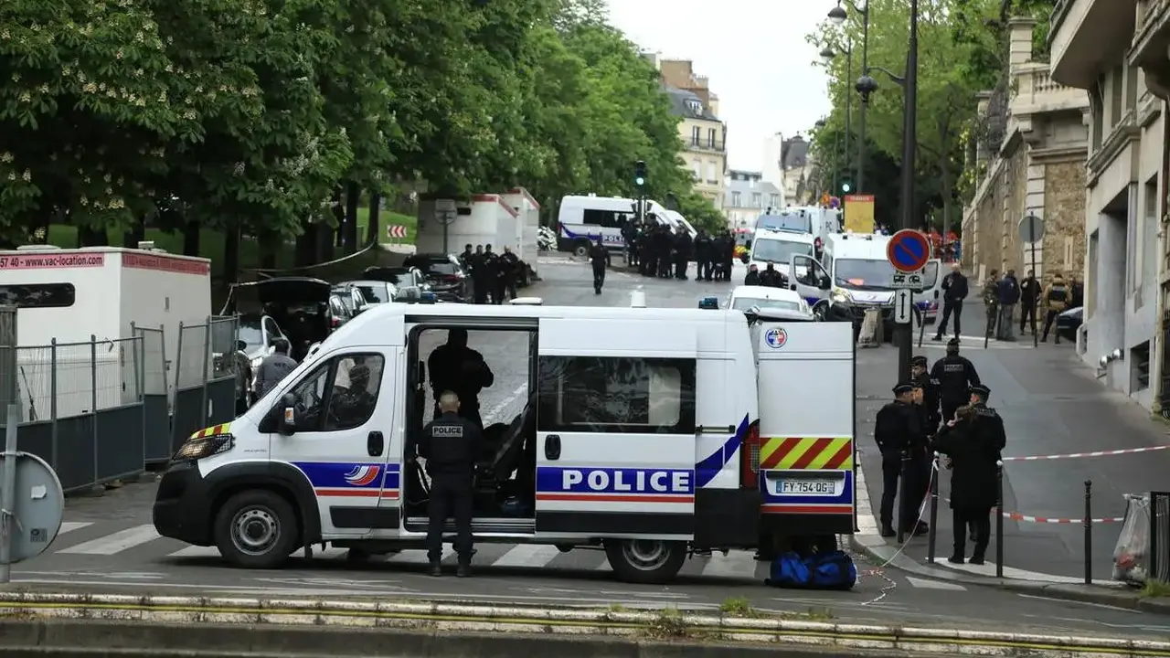 Polisi menutup Konsulat Iran di Paris, Prancis atas ancaman bom pada Jumat 19 April 2024. [Mohamad Salaheldin Abdelg Alsayed/nadolu Agency)