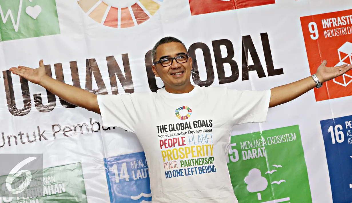 Presenter Muhammad Farhan berpose usai acara launching Duta Masyarakat untuk SDGs di Jakarta, Rabu (24/2). International NGO Forum on Indonesian Development (INFID) memerkenalkan lima Duta Masyarakat untuk SDGs. (Liputan6.com/Immanuel Antonius)