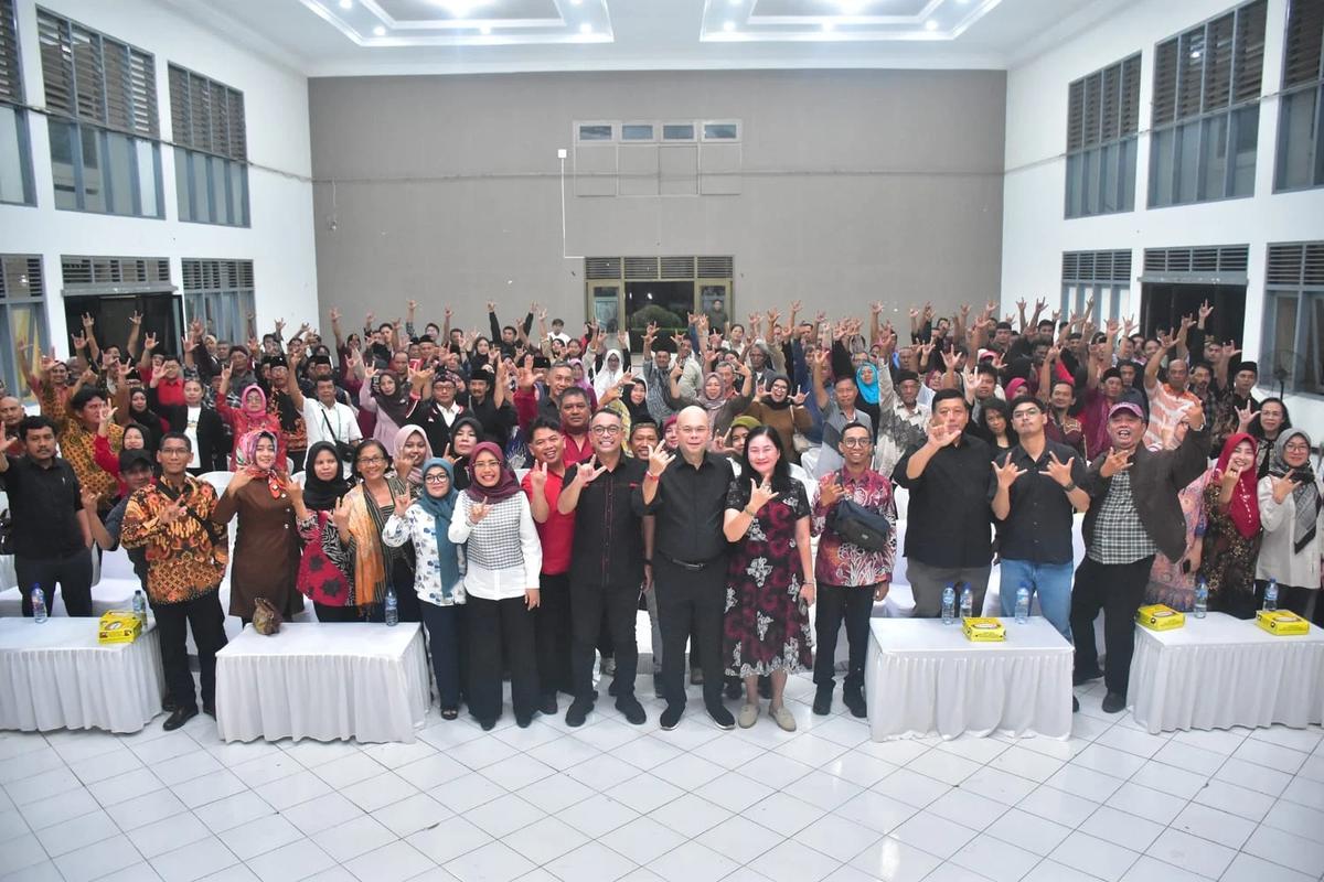Anggota DPR Romy Soekarno dan Pulung Agustanto gelar diskusi bersama warga saat reses bersama di Blitar