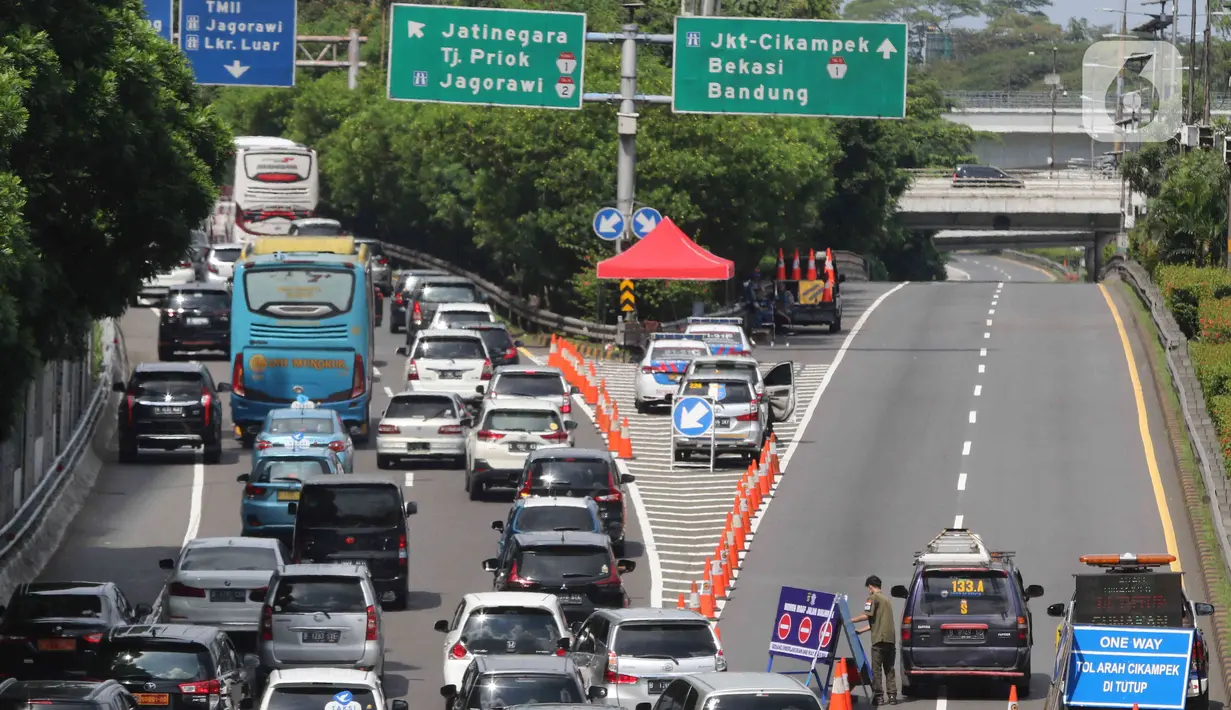 <p>Petugas memasang barikade di Tol Dalam Kota yang mengarah ke Tol Cikampek di Jakarta, Jumat (6/5/2022). Polda Metro Jaya memberlakukan penutupan akses menuju Tol Jakarta-Cikampek dari arah Tol Dalam Kota dan Tol Priok guna mengantisipasi terjadinya kepadatan lalu lintas pada arus balik Lebaran 2022. (Liputan6.com/Herman Zakharia)</p>