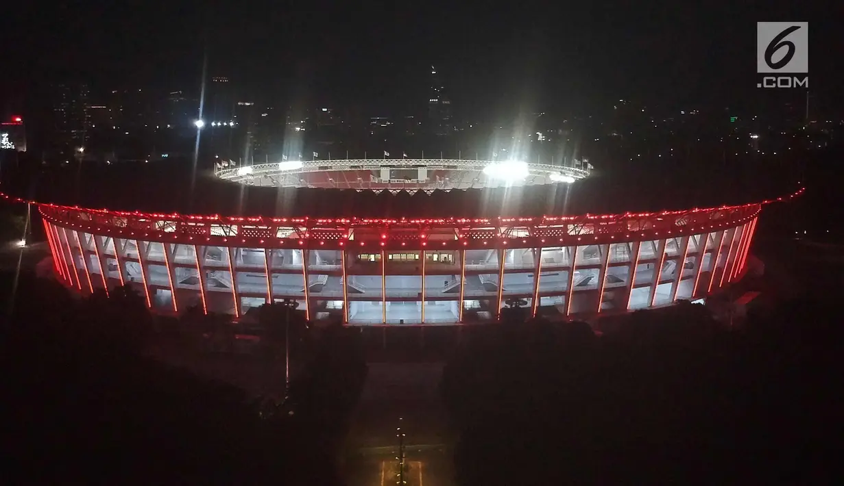 Lampu LED yang menghiasi Stadion GBK, Senayan, Jakarta, Rabu (10/1). Direktur Pembangunan dan Pengembangan Usaha PPKGBK Gatot Tetuko menyatakan kurang lebih ada sekitar 640 lampu LED yang menerangi stadion ini. (Liputan6.com/Arya Manggala)