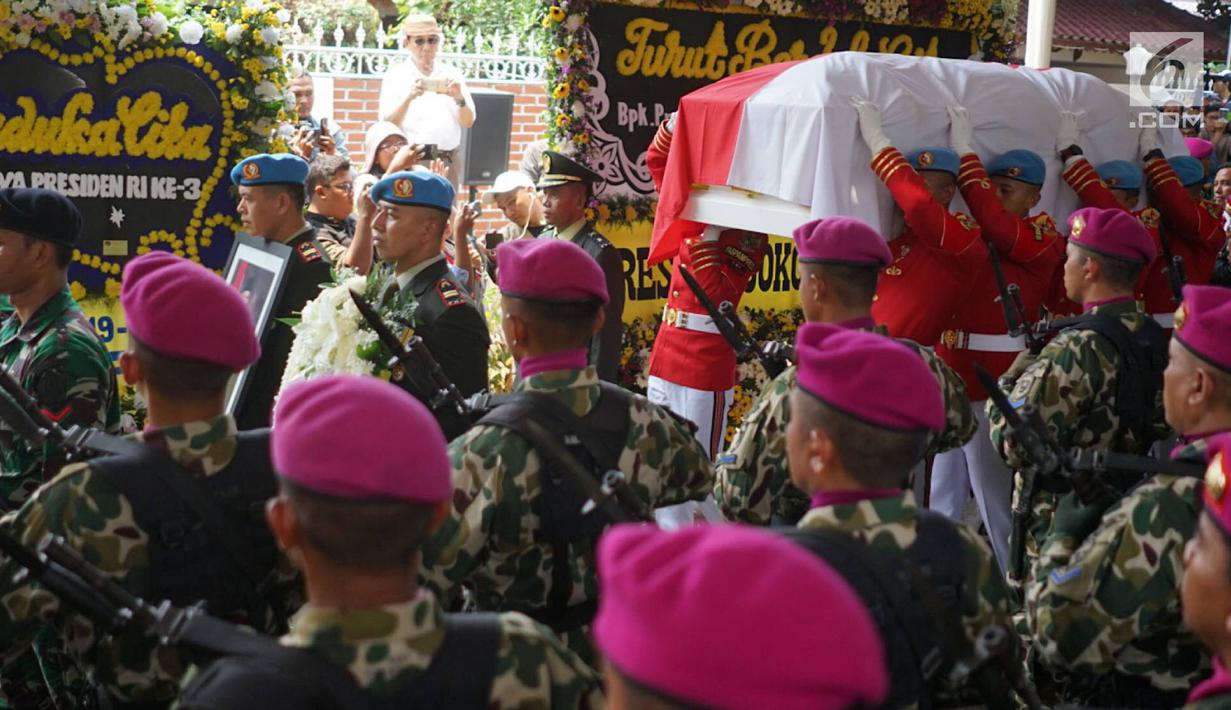 Anggota Pasukan Paspampres membawa jenazah Presiden ke-3 RI Bacharuddin Jusuf Habibie saat prosesi penyerahan jenazah kepada negara di Patra Kuningan, Jakarta, Kamis (12/9/2019). Jenazah BJ Habibie diberangkatkan ke Taman Makam Pahlawan Kalibata untuk dimakamkan. (Liputan6.com/Immanuel Antonius)