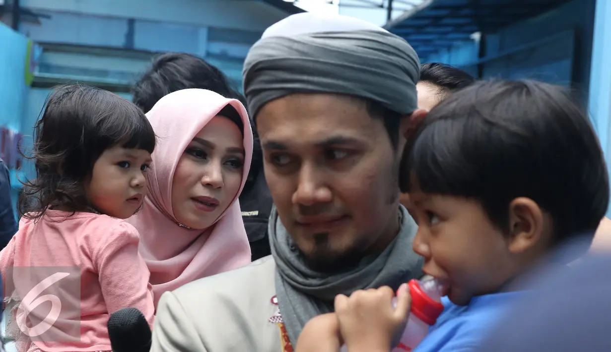Ustadz Guntur Bumi (UGB) dan Puput Melati usai mengisi sebuah acara di kawasan Tendean, Jakarta, Rabu (16/11). UGB dan Puput mengaku sudah kembali rujuk pasca cerai pada Januari 2014 silam. (Liputan6.com/Herman Zakharia)
