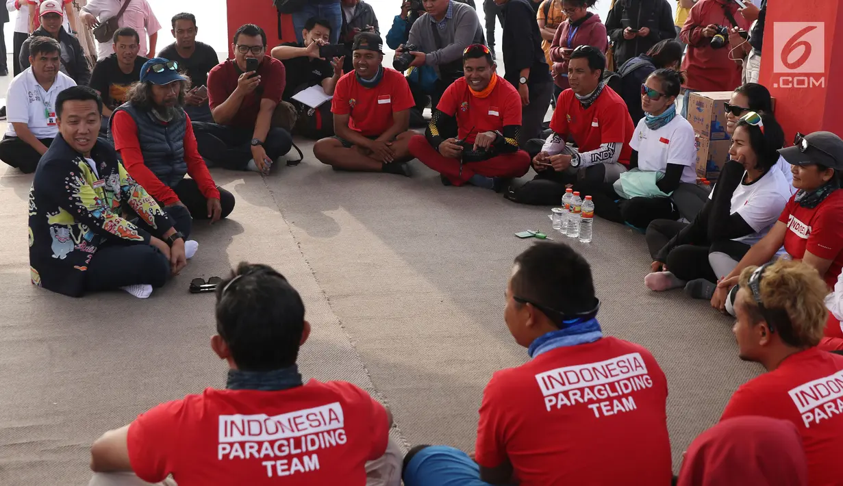Menpora Imam Nahrawi (kiri) bersama tim paralayang Indonesia saat meninjau kesiapan tim di kawasan Puncak, Cianjur, Jawa Barat, Kamis (26/7). Menpora juga meninjau kesiapan venue. (Liputan6.com/Helmi Fithriansyah)