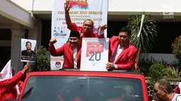 Ketua Umum PKPI AM Hendropriyono menggunakan mobil dengan atap terbuka usai menghadiri penetapan nomor urut pada Pemilu 2019 di kantor KPU, Jakarta, Jumat (13/4). Hendropriyono memegang plakat nomor urut 20 yang diberikan KPU. (Liputan6.com/Angga Yuniar)