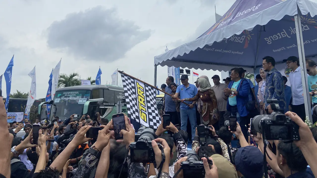 Gubernur Jawa Tengah, Ahmad Luthfi secara resmi melepas 289 bus mudik gratis yang akan menuju beberapa wilayah di Jawa Tengah dari Jakarta. (Istimewa)