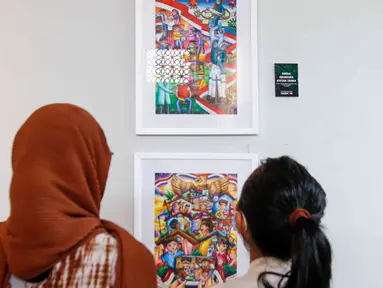 Pengunjung menyaksikan karya lukis yang bertajuk 'Membangun Harmoni' di Museum Basoeki Abdullah, Jakarta, Sabtu (18/12/2021). 'Membangun Harmoni' tersebut merupakan hasil karya lomba dari pelajar di tingkat SD, SMP, hingga SMA. (Liputan6.com/Herman Zakharia)