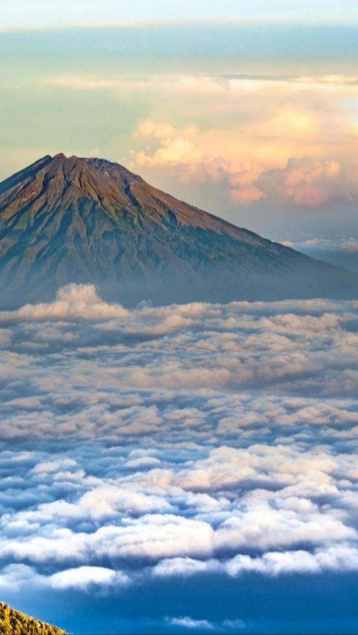 7.	Punya 139 Gunung Berapi
