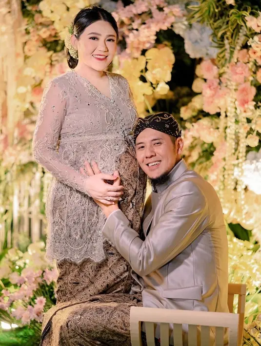 Sedangkan saat syukuran 7 bulanan, Via Valen mengenakan kebaya brokat berpotongan asimetris warna abu-abu dan kain batik warna coklatnya. [@viavallen]