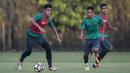 Gelandang Timnas Indonesia U-22, Hanif Sjahbandi, menggiring bola saat latihan di Lapangan SPH Karawaci, Banten, Senin (7/8/2017). Latihan dilakukan sebagai persiapan jelang SEA Games 2017 Malaysia. (Bola.com/Vitalis Yogi Trisna)