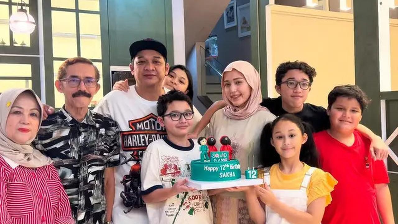 Gaya Adelia Istri Pasha Pakai Hijab Meleyot, Intip Padu Padannya yang Modis dan Elegan