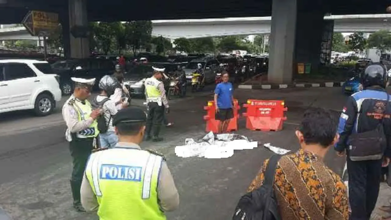 Detik-detik Pria Rambut Cepak Sebelum Loncat dari Tol Sunter